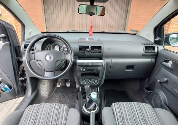 Volkswagen Fox cena 8900 przebieg: 186000, rok produkcji 2010 z Wieruszów małe 56